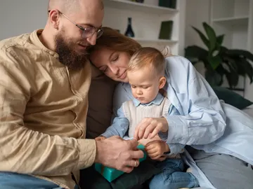 Un padre y una madre junto a su hijo pequeño Un padre y una madre junto a su hijo pequeño