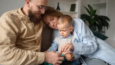 Un padre y una madre junto a su hijo pequeño Un padre y una madre junto a su hijo pequeño
