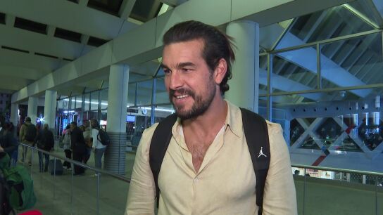 Mario Casas atendiendo a la prensa