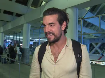 Mario Casas atendiendo a la prensa Mario Casas atendiendo a la prensa