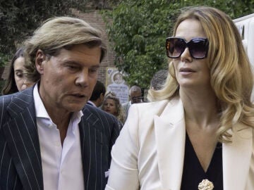 Tito Pajares y Sof&iacute;a Mazagatos, a la entrada de Las Ventas