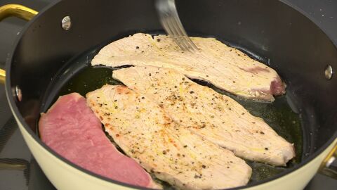 Salpimienta los filetes de cerdo, introdúcelos en la tartera y fríelos