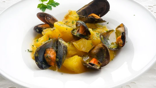 Karlos Arguiñano: patatas con mejillones al azafrán, una receta casera tan fácil como rica Karlos Arguiñano: patatas con mejillones al azafrán, una receta casera tan fácil como rica