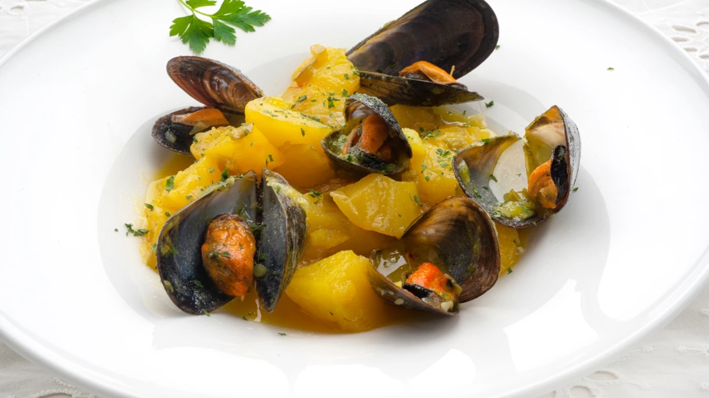 Karlos Arguiñano: patatas con mejillones al azafrán, una receta casera tan fácil como rica Karlos Arguiñano: patatas con mejillones al azafrán, una receta casera tan fácil como rica