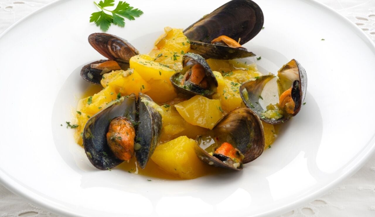 Karlos Argui&ntilde;ano: patatas con mejillones al azafr&aacute;n, una receta casera tan f&aacute;cil como rica