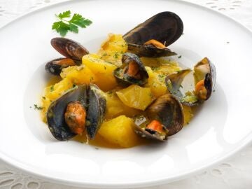 Karlos Argui&ntilde;ano: patatas con mejillones al azafr&aacute;n, una receta casera tan f&aacute;cil como rica