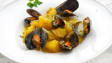 Karlos Arguiñano: patatas con mejillones al azafrán, una receta casera tan fácil como rica