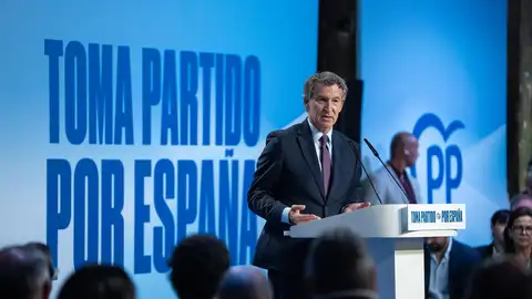 Feijóo presenta el plan migratorio del PP en Barcelona: “Ni duros ni blandos, firmes y consistentes” Feijóo presenta el plan migratorio del PP en Barcelona: “Ni duros ni blandos, firmes y consistentes”