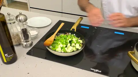 Mezcla bien y cocina los ingredientes Mezcla bien y cocina los ingredientes
