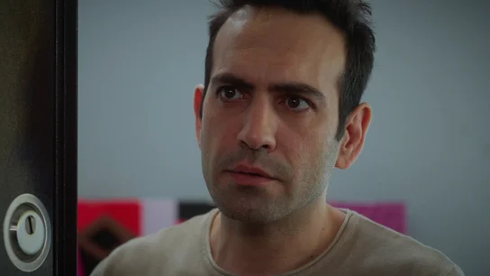Bahar abre su corazón a Evren sin imaginar quién está en su casa Bahar abre su corazón a Evren sin imaginar quién está en su casa