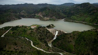 Vista a&eacute;rea del embalse de Casasola, en Almog&iacute;a (M&aacute;laga)