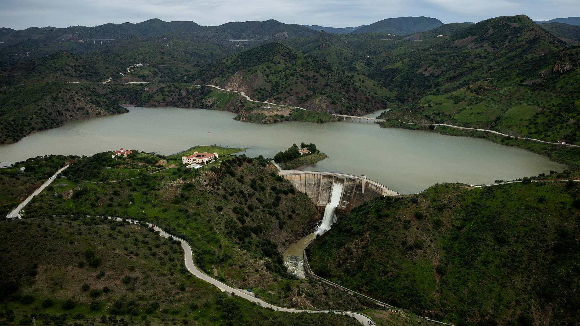Vista aérea del embalse de Casasola, en Almogía (Málaga) Vista aérea del embalse de Casasola, en Almogía (Málaga)