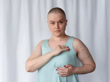 Mujer joven en lucha contra el cáncer de mama Mujer joven en lucha contra el cáncer de mama