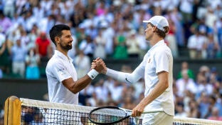 Novak Djokovic y Jannik Sinner se saludan tras la semifinal en Wimbledon