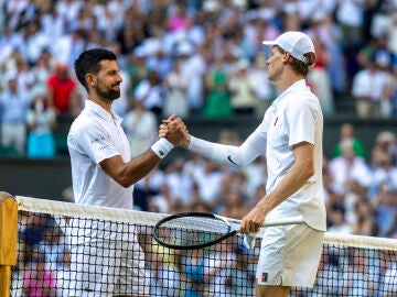 Novak Djokovic y Jannik Sinner se saludan tras la semifinal en Wimbledon