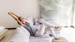 Una mujer respira feliz y en calma en su casa