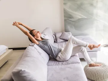 Una mujer respira feliz y en calma en su casa Una mujer respira feliz y en calma en su casa