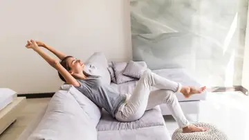 Una mujer respira feliz y en calma en su casa Una mujer respira feliz y en calma en su casa