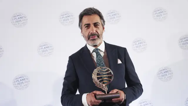 Juan del Val posando con el Premio Planeta 2025 Juan del Val posando con el Premio Planeta 2025