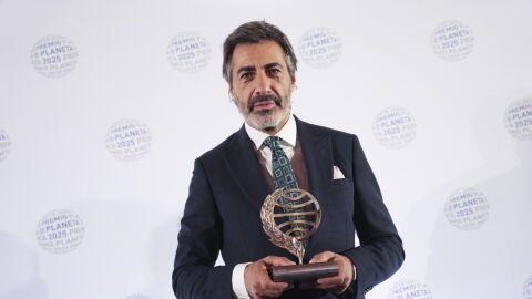 Juan del Val posando con el Premio Planeta 2025