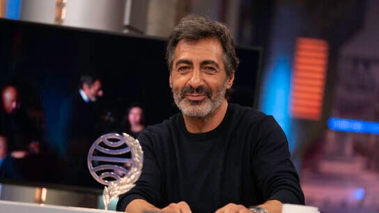 "Quer&iacute;a demostraros lo importantes que sois para m&iacute;": Juan del Val muestra su Premio Planeta en El Hormiguero