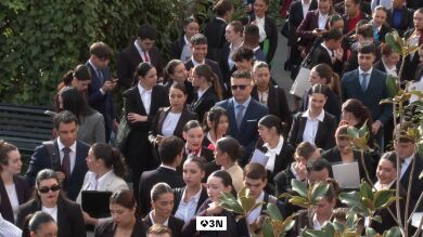 Largas colas para presentarse al casting de azafatos de vuelo: 
