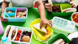 Niños almorzando en el colegio