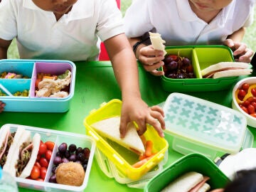 Ni&ntilde;os almorzando en el colegio