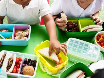 Niños almorzando en el colegio Niños almorzando en el colegio