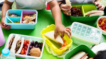 Niños almorzando en el colegio Niños almorzando en el colegio
