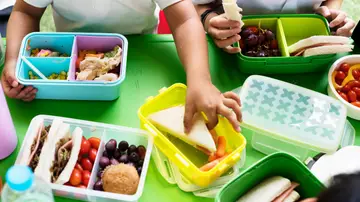 Niños almorzando en el colegio Niños almorzando en el colegio