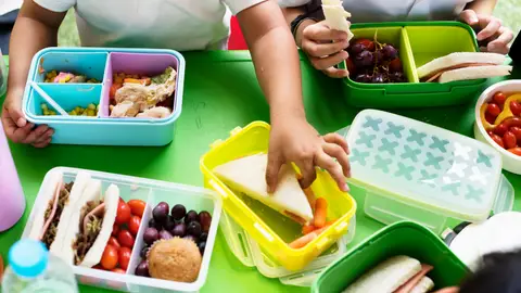 Niños almorzando en el colegio Niños almorzando en el colegio