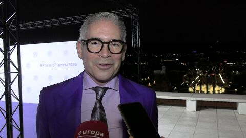 Boris Izaguirre atendiendo a los medios de comunicación