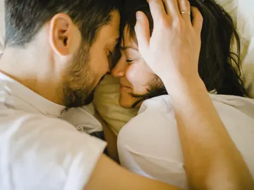 Una pareja compartiendo caricias e intimidad  Una pareja compartiendo caricias e intimidad