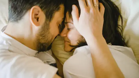 Una pareja compartiendo caricias e intimidad Una pareja compartiendo caricias e intimidad