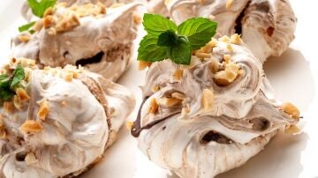 Merenguitos con avellanas, receta de postre exprés de Karlos Arguiñano