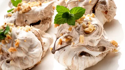 Merenguitos con avellanas, receta de postre exprés de Karlos Arguiñano Merenguitos con avellanas, receta de postre exprés de Karlos Arguiñano