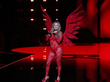 Karol G en el desfile de Victorias Secret 2025