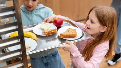 Niños en el comedor escolar Niños en el comedor escolar