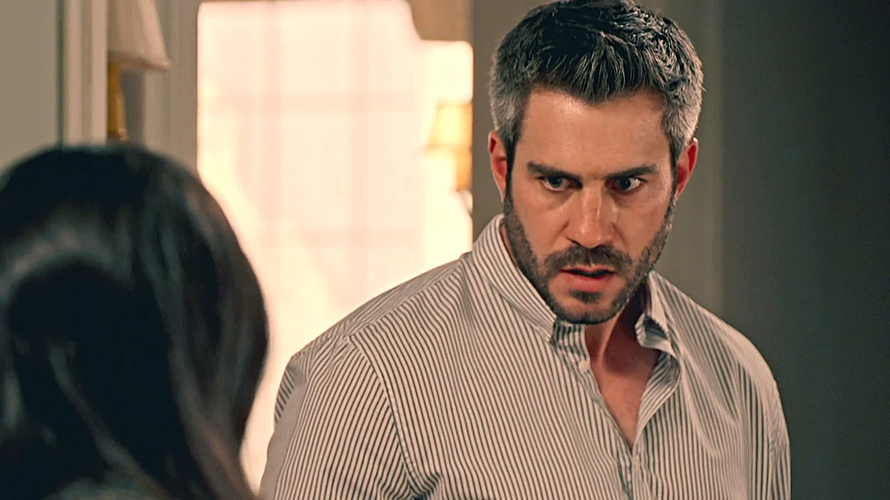 ¡Andrés descubre la verdad!: María se pone de pie delante suya para impedir que vaya a fábrica