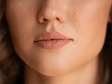 Mitad del rostro de una mujer joven Mitad del rostro de una mujer joven