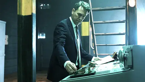 ¡Peligro inminente! Gabriel manipula las máquinas de la sala de calderas llevando a cabo su plan para sabotear a la fábrica ¡Peligro inminente! Gabriel manipula las máquinas de la sala de calderas llevando a cabo su plan para sabotear a la fábrica