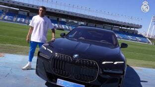 Kylian Mbapp&eacute; posa con su nuevo BMW