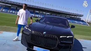 Kylian Mbappé posa con su nuevo BMW Kylian Mbappé posa con su nuevo BMW