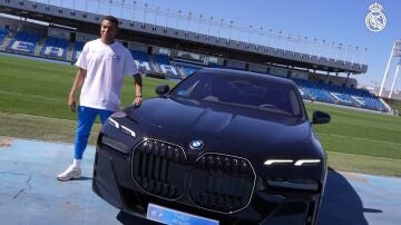Kylian Mbappé posa con su nuevo BMW