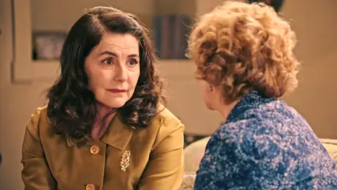 Digna e Irene quieren volver a ser amigas, aunque Joaquín no ve con buenos ojos este acercamiento Digna e Irene quieren volver a ser amigas, aunque Joaquín no ve con buenos ojos este acercamiento