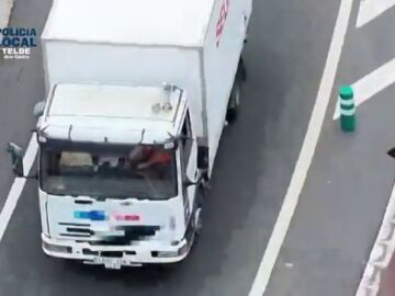 Infracciones a vista de dron: un vídeo alera sobre las distracciones al volante más impactantes