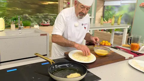 Pásalos por huevo batido y por la mezcla de panko y maíz, introdúcelos en la sartén Pásalos por huevo batido y por la mezcla de panko y maíz, introdúcelos en la sartén