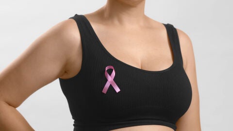Mujer con lazo en la lucha en contra del cáncer de mama