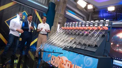 Marron convierte a doce cerdos de juguete en un órgano musical para sorprender a David Bustamante Marron convierte a doce cerdos de juguete en un órgano musical para sorprender a David Bustamante